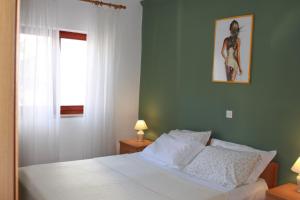 普拉的住宿－伊娃公寓，卧室配有白色的床和窗户。