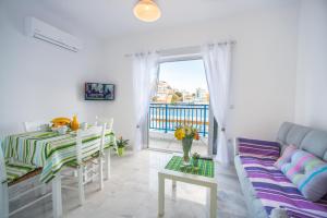 - un salon avec un canapé et une table dans l'établissement Sea View Apartments, à Agios Nikolaos