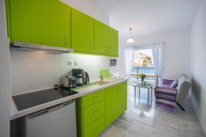 Кухня или мини-кухня в Sea View Apartments
