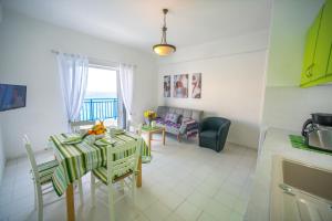 Гостиная зона в Sea View Apartments