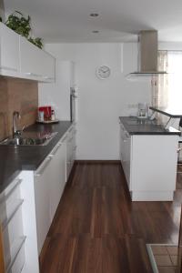 Kuchyň nebo kuchyňský kout v ubytování Ferienwohnung by Josef Lanzinger