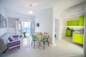 Кухня или мини-кухня в Sea View Apartments
