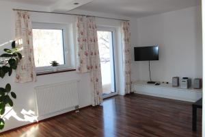 TV a/nebo společenská místnost v ubytování Ferienwohnung by Josef Lanzinger