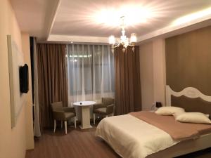 Giường trong phòng chung tại Hotel Antika