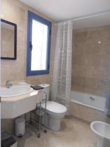 アルムニェーカルにあるBalandro Apartmentのバスルーム(トイレ、洗面台、バスタブ付)