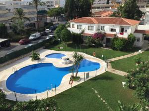 einen Blick über einen Pool im Hof in der Unterkunft Apartamento Holiday on the Beach in Torremolinos