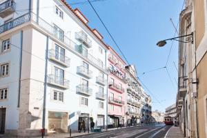 リスボンにあるLibest Ribeira 4 - Boavistaの通りに面した白い建物