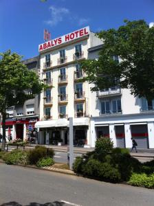 ein Hotel mit einem Schild darüber in der Unterkunft Abalys Hotel in Brest