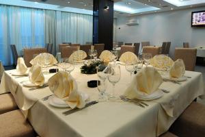 Hotel Golf Luxury في كروشيفاتس: طاولة عليها كؤوس نبيذ ومناديل