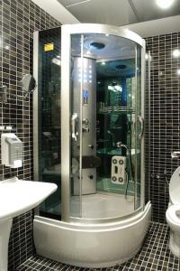 クルシェヴァツにあるHotel Golf Luxuryのバスルーム(シャワー、トイレ、洗面台付)