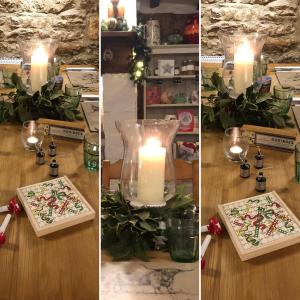 tres fotos de una mesa con velas y adornos navideños en The Norman Knight Whichford, en Long Compton
