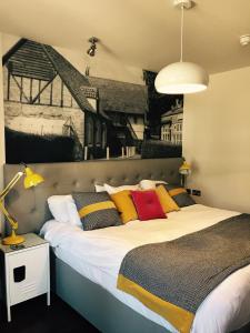 Un pat sau paturi într-o cameră la The Bull Inn