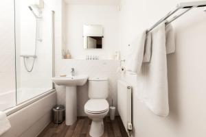 Ένα μπάνιο στο Dunfermline - Premium Two Bedroom Apartment - KW