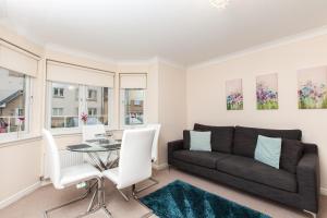 Χώρος καθιστικού στο Dunfermline - Premium Two Bedroom Apartment - KW