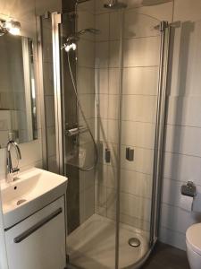 ビューズムにあるFerienwohnung Schöne Aussichtのバスルーム(シャワー、洗面台、トイレ付)