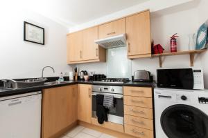Η κουζίνα ή μικρή κουζίνα στο Dunfermline - Premium Two Bedroom Apartment - KW