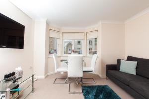 uma sala de estar com um sofá e uma mesa em Dunfermline - Premium Two Bedroom Apartment - KW em Dunfermline