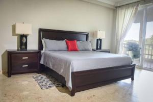 Кровать или кровати в номере Luxury Oceanview Condo 2 BR/2.5 BA