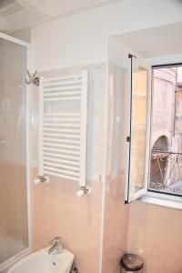 ローマにあるCuore di Roma Apartmentのバスルーム(洗面台、窓付)