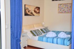 ローマにあるCuore di Roma Apartmentのベッドルーム1室(青いカーテン付きのベッド1台付)