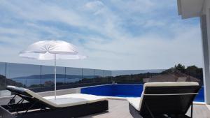 Bazén v ubytování Villa Ivana - Sea View - Trogir, Ciovo nebo v jeho okolí
