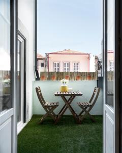 einen Tisch mit Kuchen auf dem Balkon in der Unterkunft BOUTIQUE Rentals - Little Treasure Studio in Porto