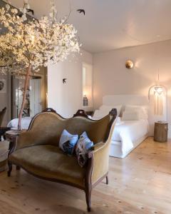 ein Wohnzimmer mit einem Sofa und einem Bett in der Unterkunft BOUTIQUE Rentals - Little Treasure Studio in Porto