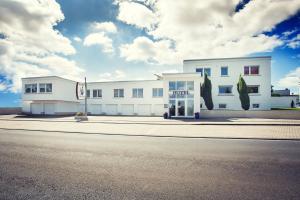 un grand bâtiment blanc sur le côté d'une rue dans l'établissement Hotel Löwenguth, à Montabaur