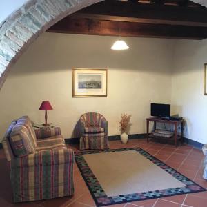 sala de estar con 2 sillas y mesa en Villa Vezza, en Capolona
