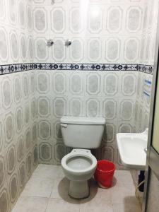 A bathroom at Hotel Parkway Inn 58 Street