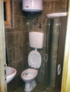 Kupaonica u objektu Brvnara Borovik