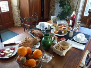 une table en bois avec des assiettes de nourriture dans l'établissement Domaine Chanoine Rambert, à Saint-André-dʼOlérargues