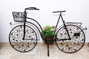Una bicicleta con una cesta y flores. en Apulia 70 Holidays, en Polignano a Mare