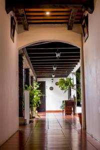 un pasillo abierto con macetas en un edificio en Hotel Villa Real Antigua, en Antigua Guatemala