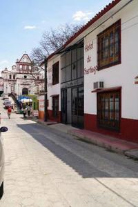 una calle de la ciudad con un edificio al lado de la carretera en Hotel De Santiago, en Chiapa de Corzo