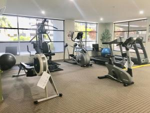 un gimnasio con cintas de correr y bicicletas estáticas en una habitación en Quest Breakfast Creek, en Brisbane