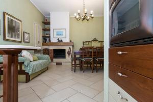 ein Wohnzimmer mit einem TV und einem Esszimmer in der Unterkunft Vivi La Contea in Modica
