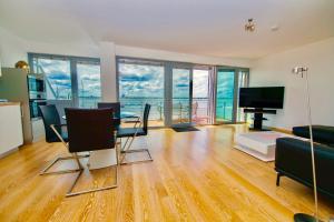 Una sala de estar con una mesa y sillas y un televisor. en Haus Putbus - Ferienwohnung 7 "Southwest beach", en Altefähr 34 fotos más