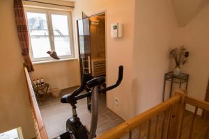 a house with a treadmill in a hallway with a window at Uns Droomhus in Gager