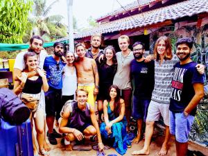 un grupo de personas posando para una foto en Happy Panda Hostel Arambol Goa en Arambol