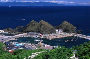 青森的住宿－Hotel Shindbad Aomori -Love Hotel-，享有码头和水中船只的景色