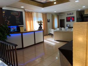 sala de estar con sofá y mesa en Hotel La Perla Preziosa, en Grottammare