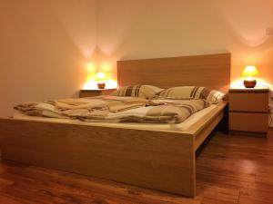 1 cama grande en una habitación con 2 lámparas laterales en Villa Tatranit, en Nová Lesná