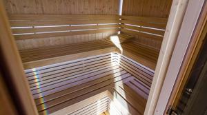 uma sauna vazia com a luz a brilhar no interior em Apartamenty Pod Giewontem em Zakopane