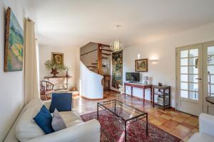a living room with a couch and a table at La Maison des Roches in Gordes