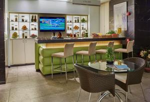 A television and/or entertainment centre at Richmond Nua Wellness Spa - Adult Only