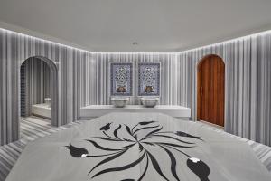 A bed or beds in a room at Richmond Nua Wellness Spa - Adult Only