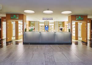 un vestíbulo con una fila de puestos en un edificio en Richmond Nua Wellness Spa - Adult Only, en Sapanca