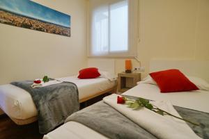 バルセロナにあるBarcelona4Seasons - Central Palaceのバラの上にベッド2台が備わる客室です。