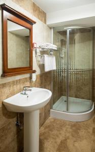 Galeriebild der Unterkunft Red Hotel in Alexandria + 16 Fotos